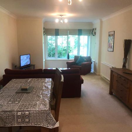 Lovely 2 Bedroom 2 Baths Flat With Free Parking Basingstoke Zewnętrze zdjęcie