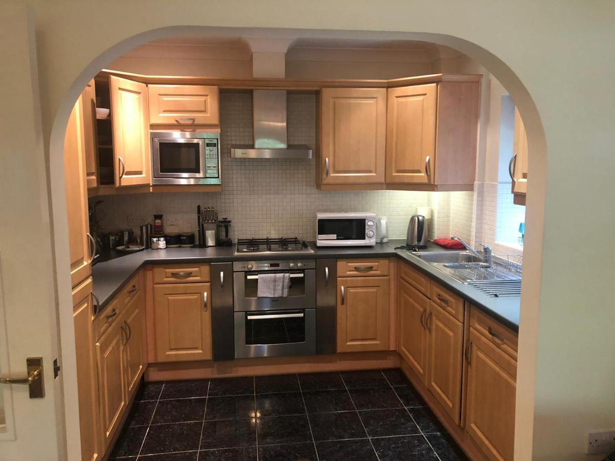 Lovely 2 Bedroom 2 Baths Flat With Free Parking Basingstoke Zewnętrze zdjęcie