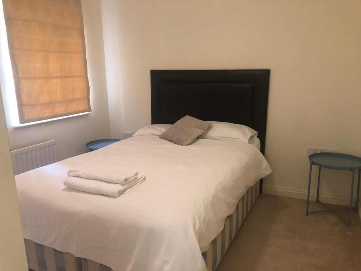 Lovely 2 Bedroom 2 Baths Flat With Free Parking Basingstoke Zewnętrze zdjęcie