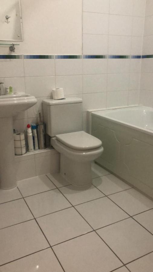 Lovely 2 Bedroom 2 Baths Flat With Free Parking Basingstoke Zewnętrze zdjęcie